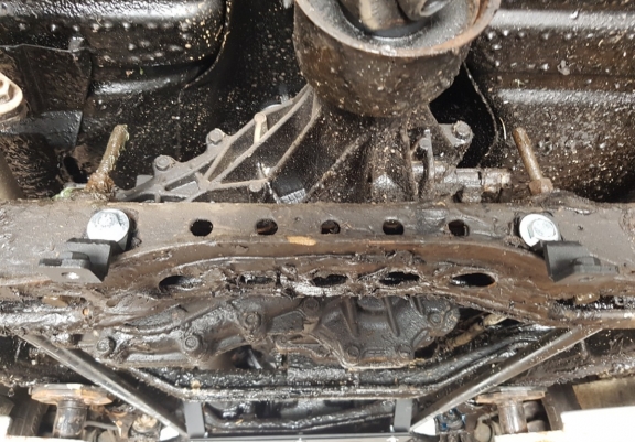 Steel gearbox skid plate for Nissan Terrano II 