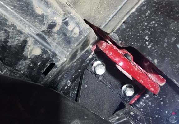 Steel skid plate for the protection of the engine and the gearbox for Suzuki S-Cross