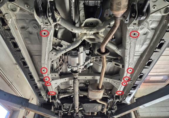 Steel transfer case skid plate for Suzuki Jimny - 5-door model