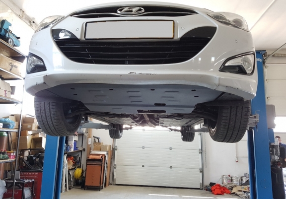 Steel skid plate for the protection of the engine and the gearbox for Hyundai i40